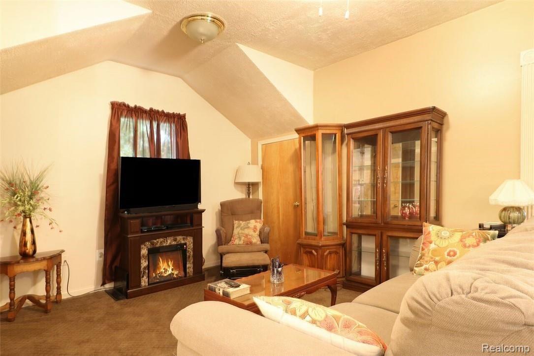 13450 Lenmoore Road Belleville, MI 48111 - Photo 20 of 38 Second Floor Living Area