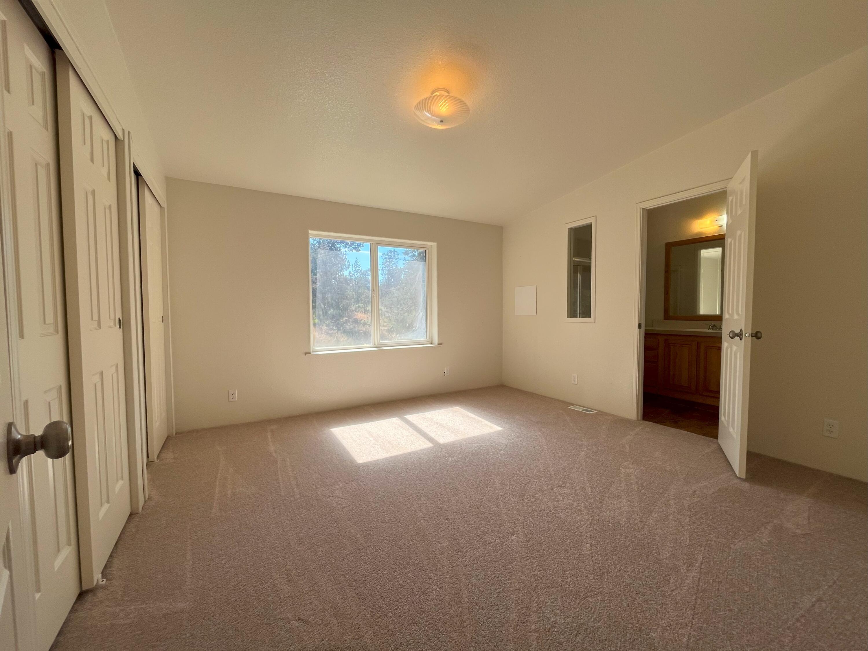 16162 Southwest Quail Road Terrebonne, OR 97760 - Photo 15 of 38 Primary bedroom