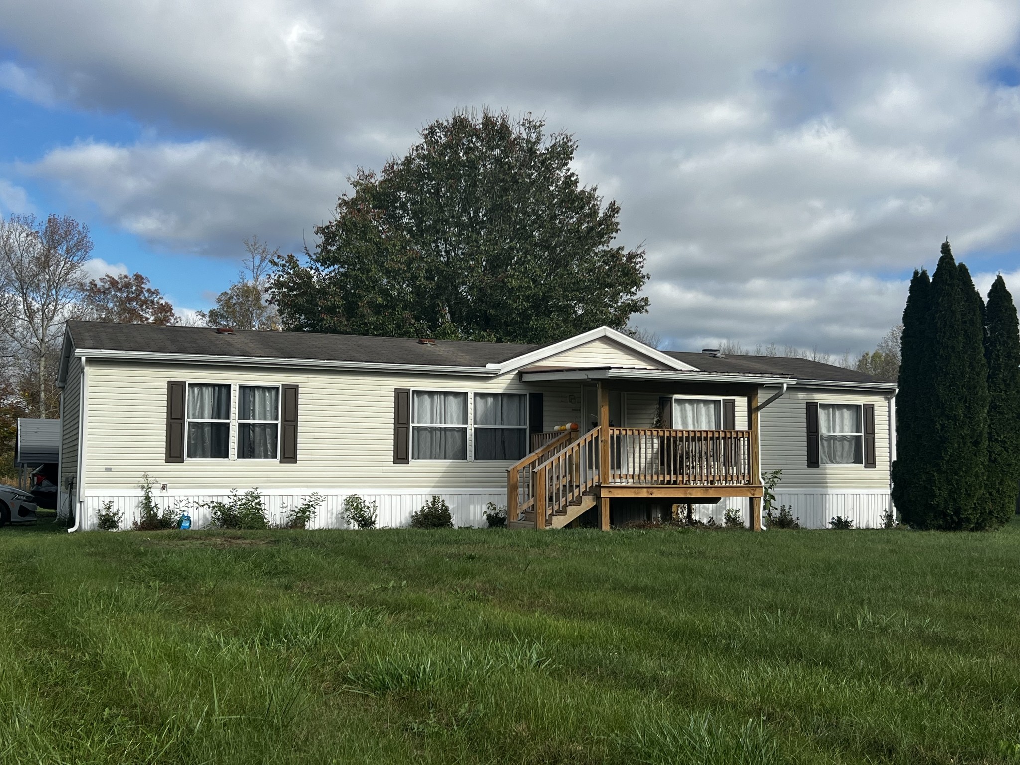 1870 Parker Road Manchester, TN 37355 - Photo 1 of 40 a front view of house with yard and green space