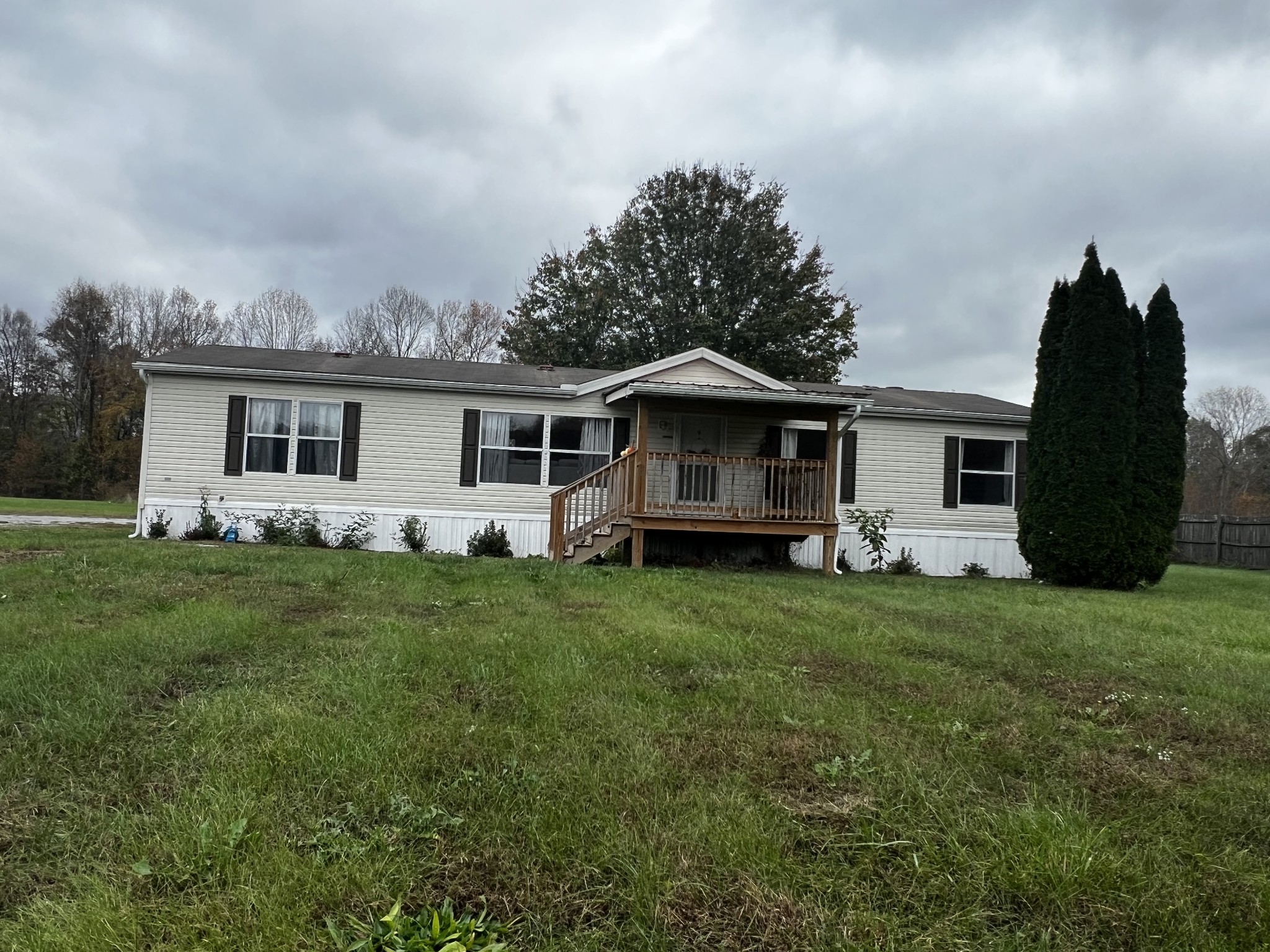 1870 Parker Road Manchester, TN 37355 - Photo 33 of 40 a front view of a house with a garden
