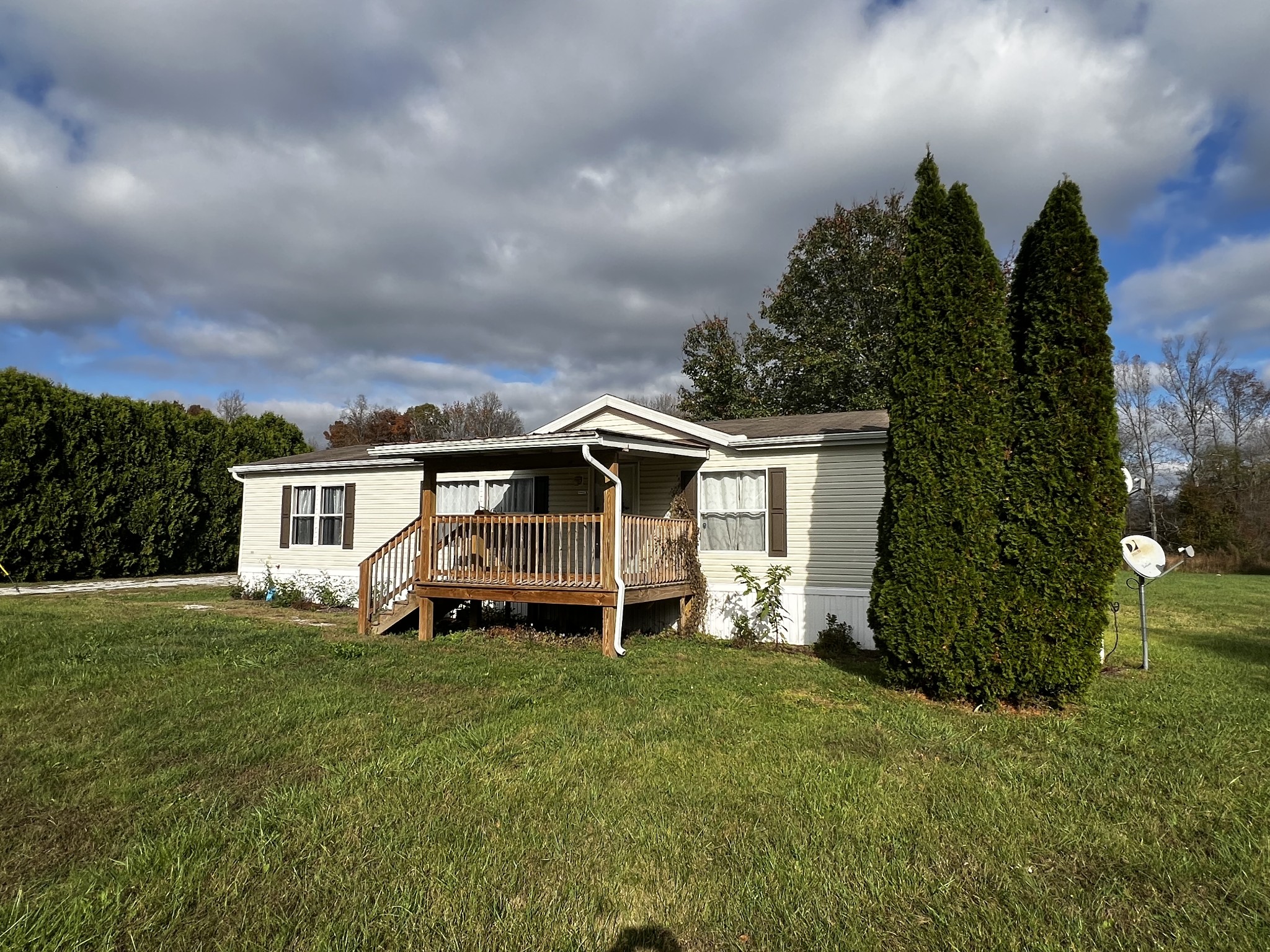 1870 Parker Road Manchester, TN 37355 - Photo 39 of 40 a front view of a house with a yard