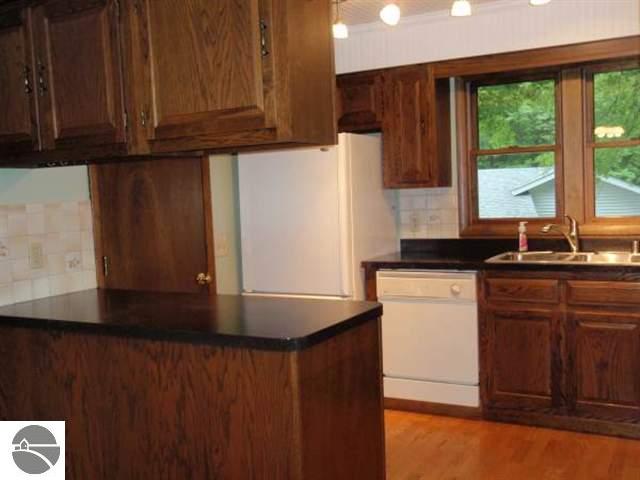 3664 Manchester Road Traverse City, MI 49686 - Photo 11 of 25 1727980-10.JPG