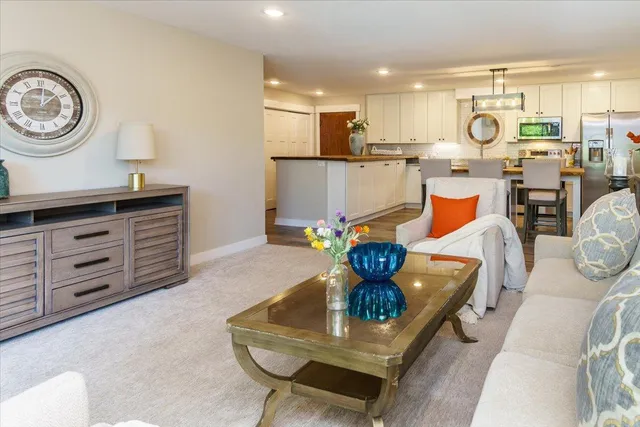 $260,000 | 10501 Cedar Lake Road, Unit 404, Minnetonka, MN 55305