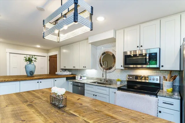 $260,000 | 10501 Cedar Lake Road, Unit 404, Minnetonka, MN 55305