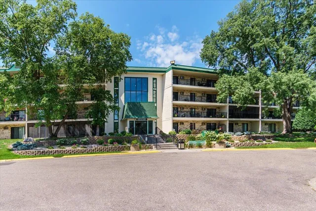 $260,000 | 10501 Cedar Lake Road, Unit 404, Minnetonka, MN 55305