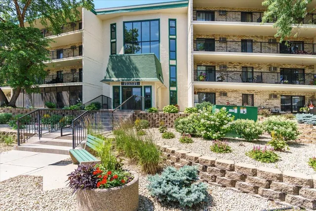 $260,000 | 10501 Cedar Lake Road, Unit 404, Minnetonka, MN 55305
