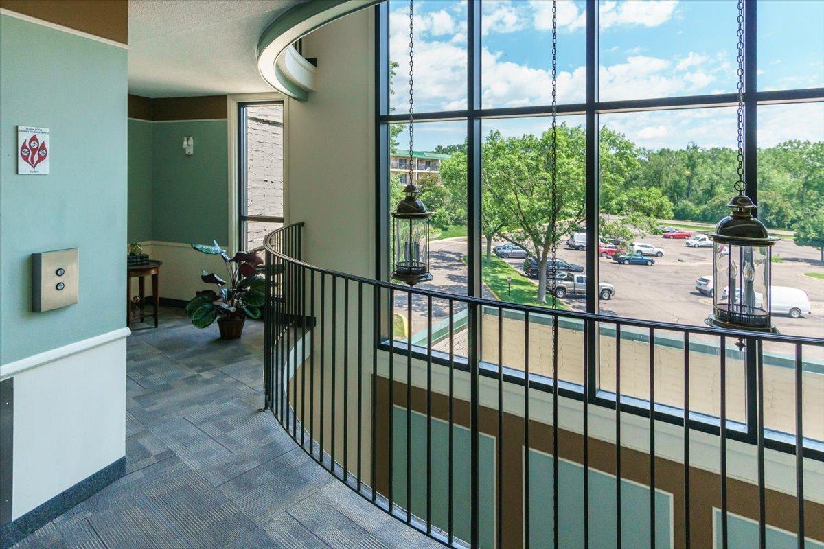 10501 Cedar Lake Road, Unit 404 Minnetonka, MN 55305 - Photo 31 of 34