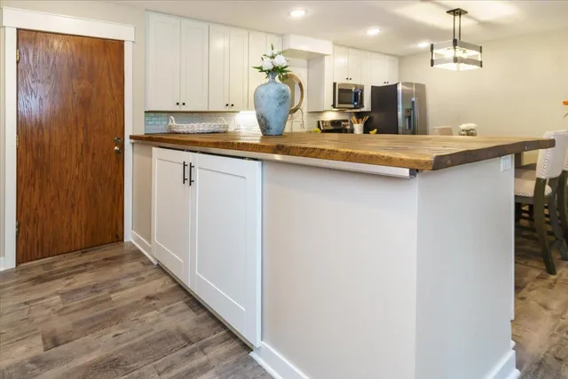 $260,000 | 10501 Cedar Lake Road, Unit 404, Minnetonka, MN 55305