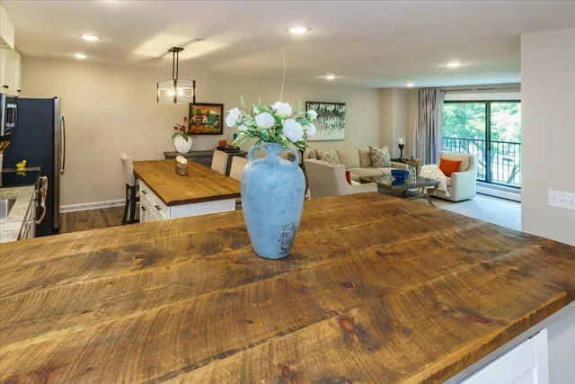 $260,000 | 10501 Cedar Lake Road, Unit 404, Minnetonka, MN 55305