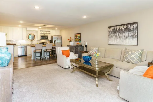 $260,000 | 10501 Cedar Lake Road, Unit 404, Minnetonka, MN 55305