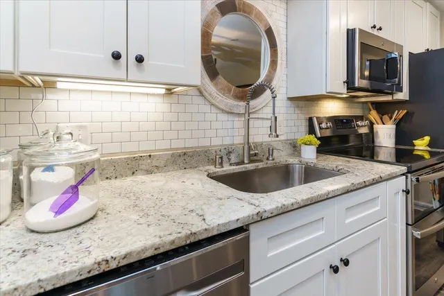 $260,000 | 10501 Cedar Lake Road, Unit 404, Minnetonka, MN 55305