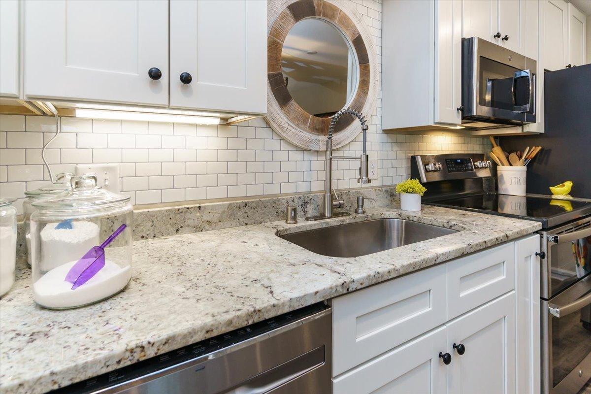 10501 Cedar Lake Road, Unit 404 Minnetonka, MN 55305 - Photo 9 of 34