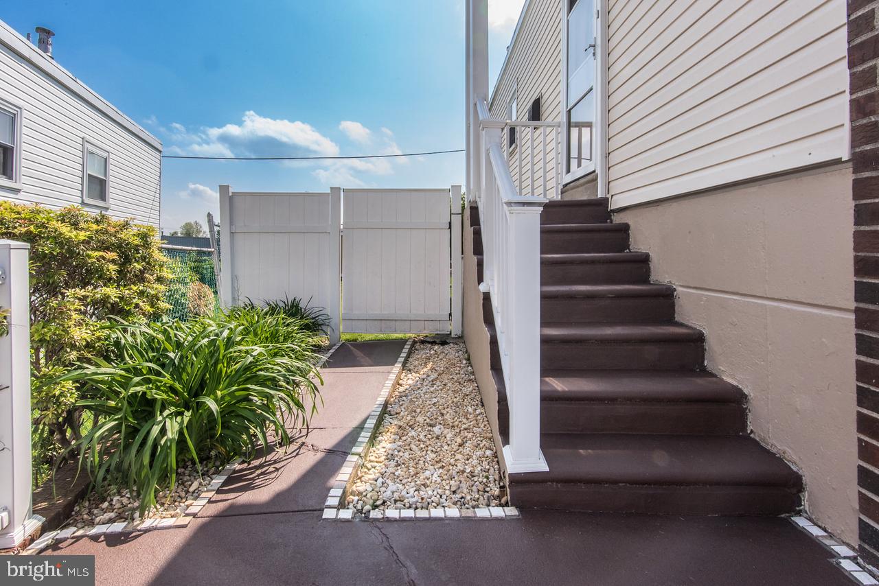 10648 Halstead Street Philadelphia, PA 19116 - Photo 4 of 36