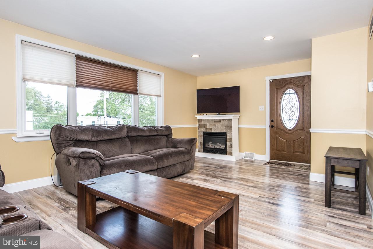 10648 Halstead Street Philadelphia, PA 19116 - Photo 8 of 36