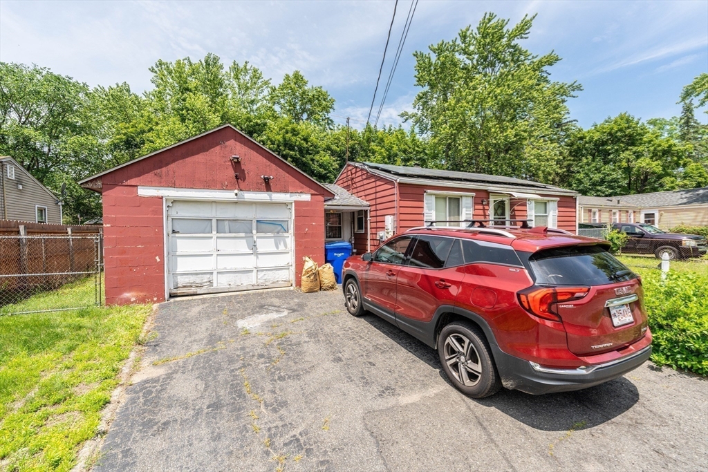 82 Redfern Drive Springfield, MA 01109 - Photo 2 of 15
