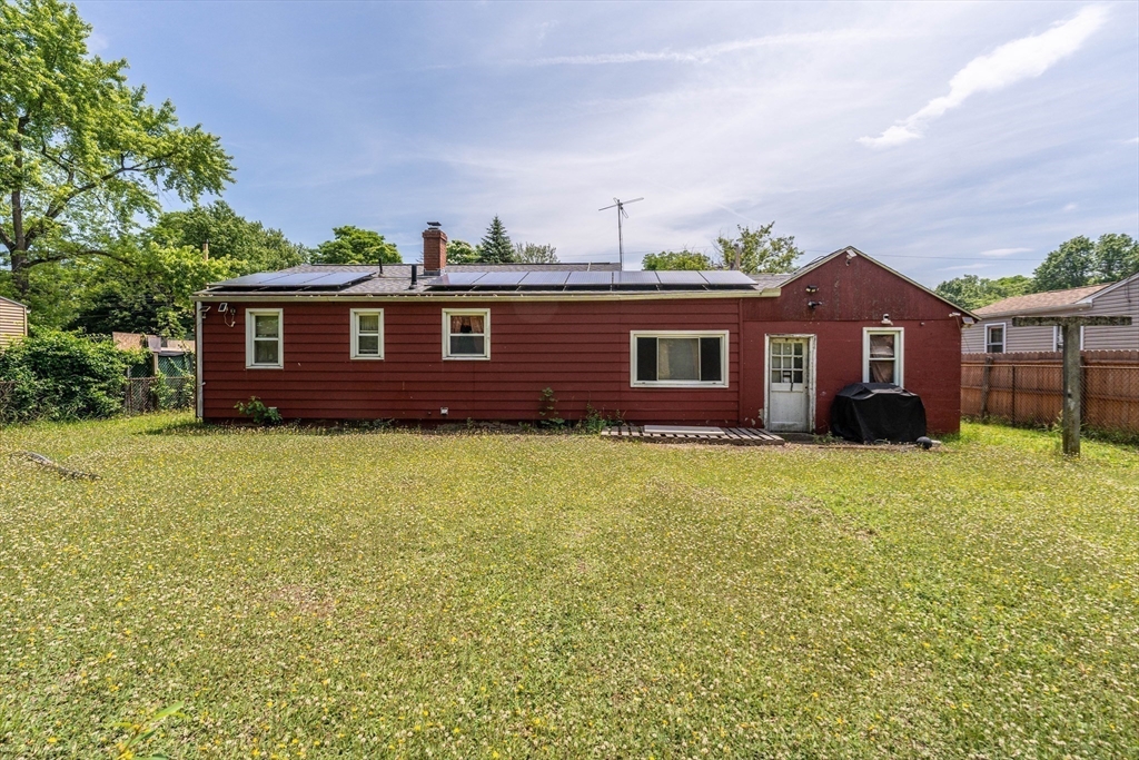 82 Redfern Drive Springfield, MA 01109 - Photo 3 of 15