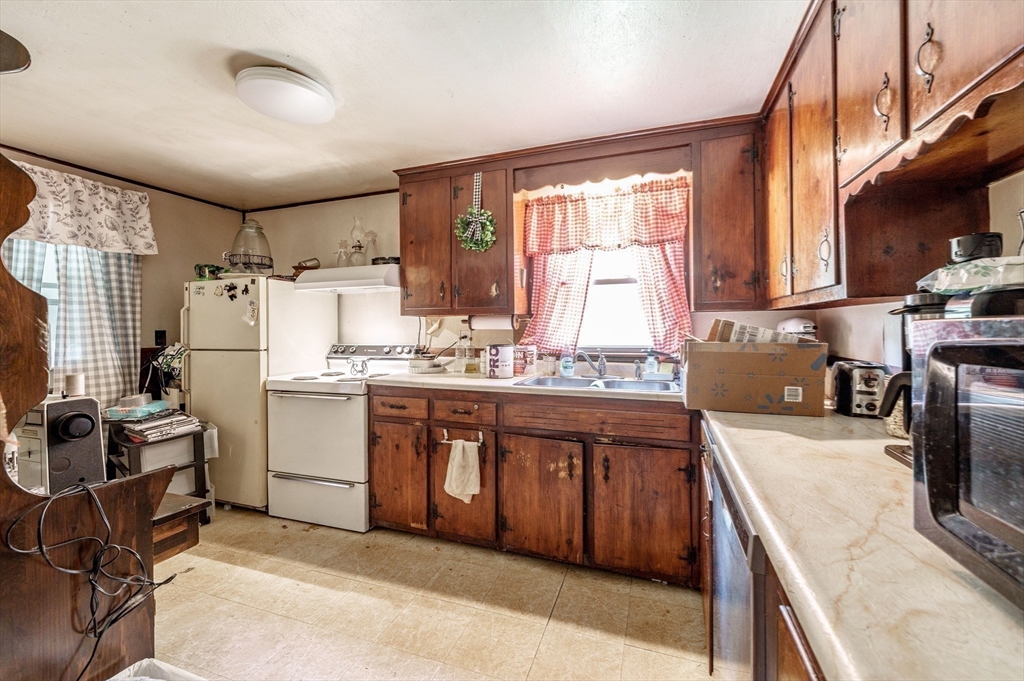 82 Redfern Drive Springfield, MA 01109 - Photo 7 of 15