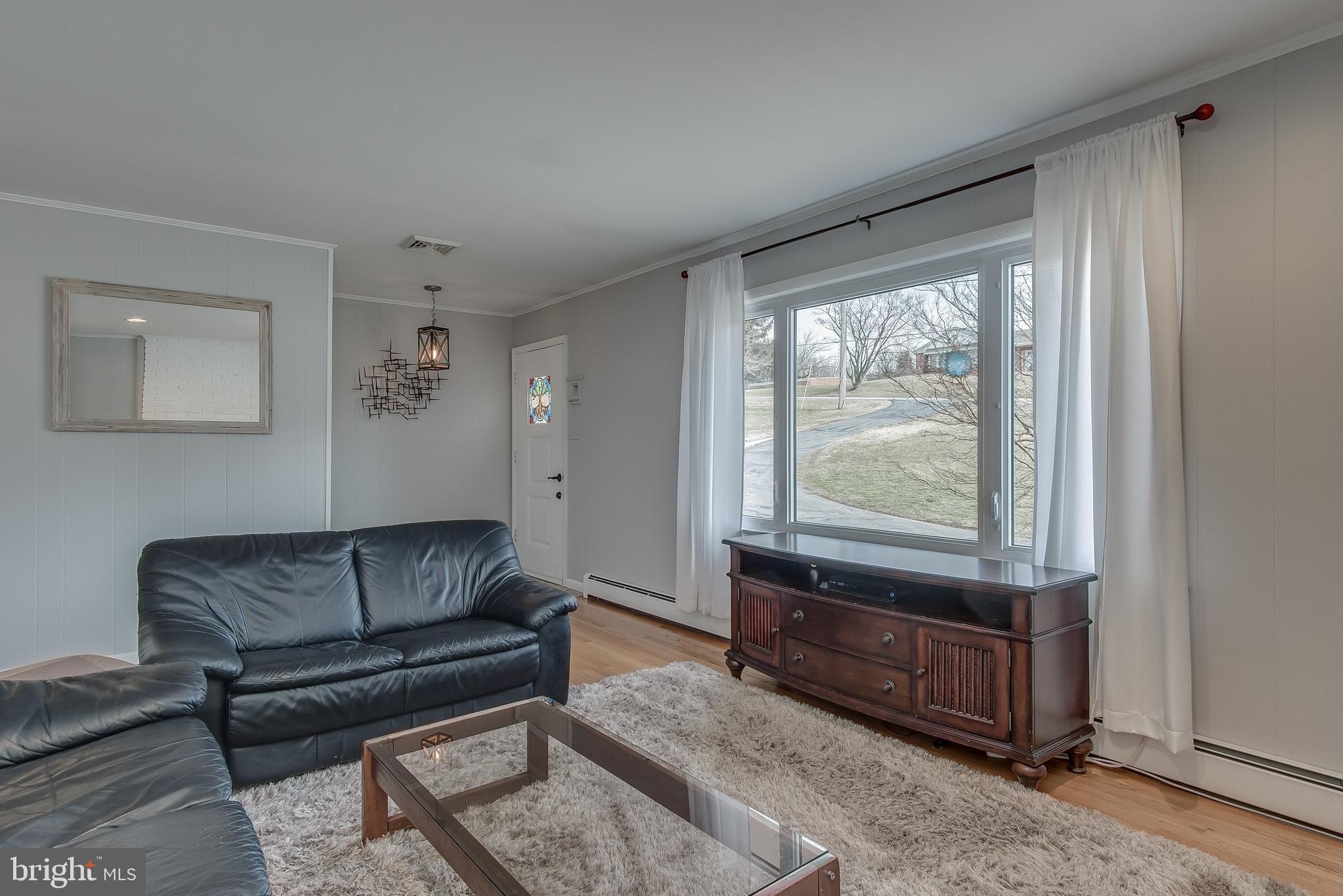 7418 Ridge Road Frederick, MD 21702 - Photo 7 of 58 Living room Pic 1