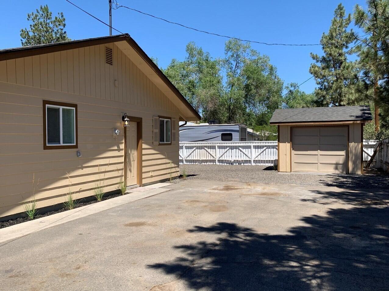 186 Southwest D Street Madras, OR 97741 - Photo 4 of 44 ADU/Apartment on side. 1 bed/1 bath