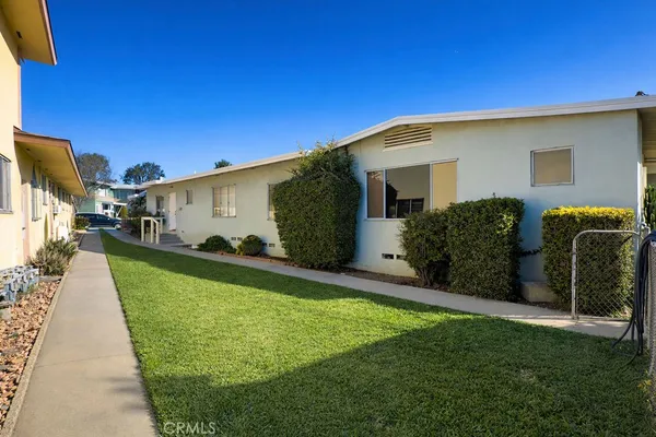 a view of a house with backyard