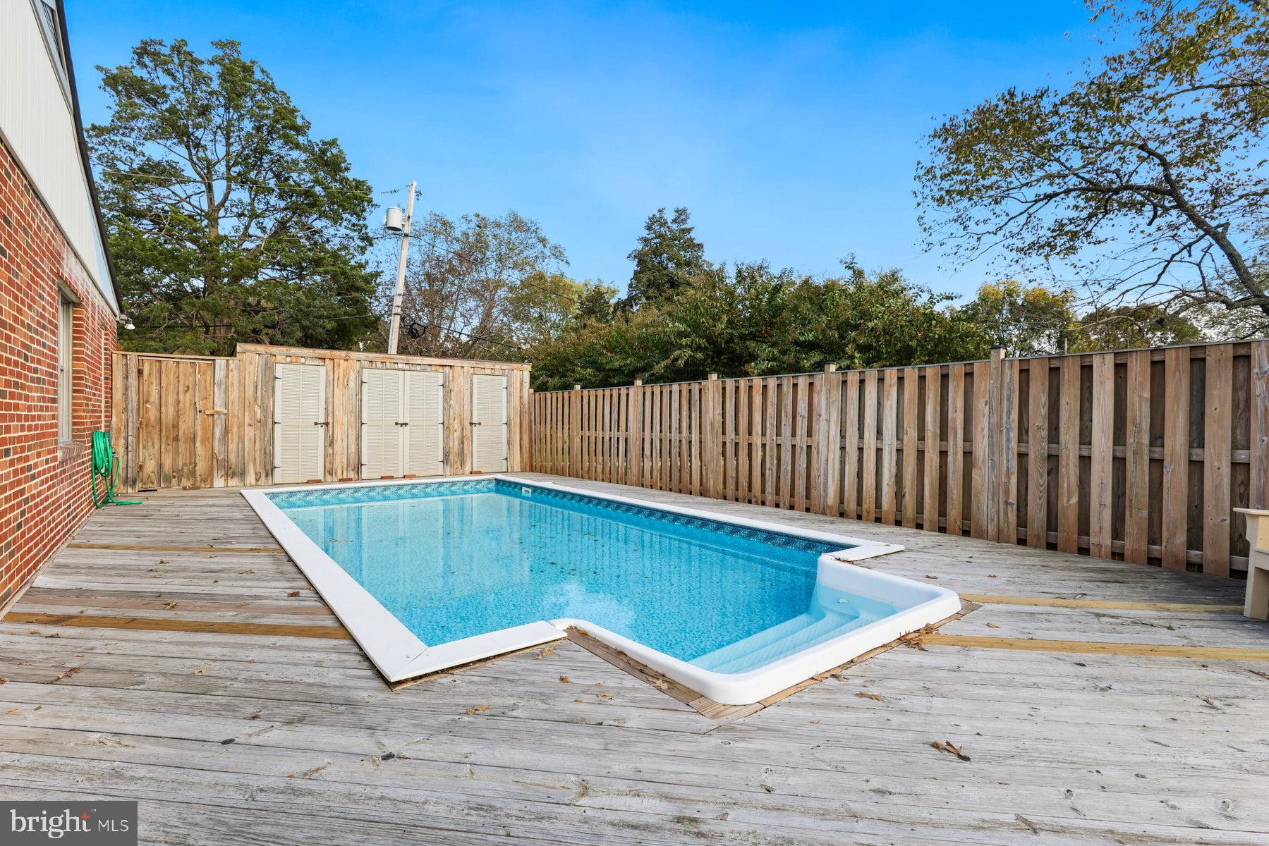 3258 Harness Creek Road Annapolis, MD 21403 - Photo 6 of 34 a backyard of a house