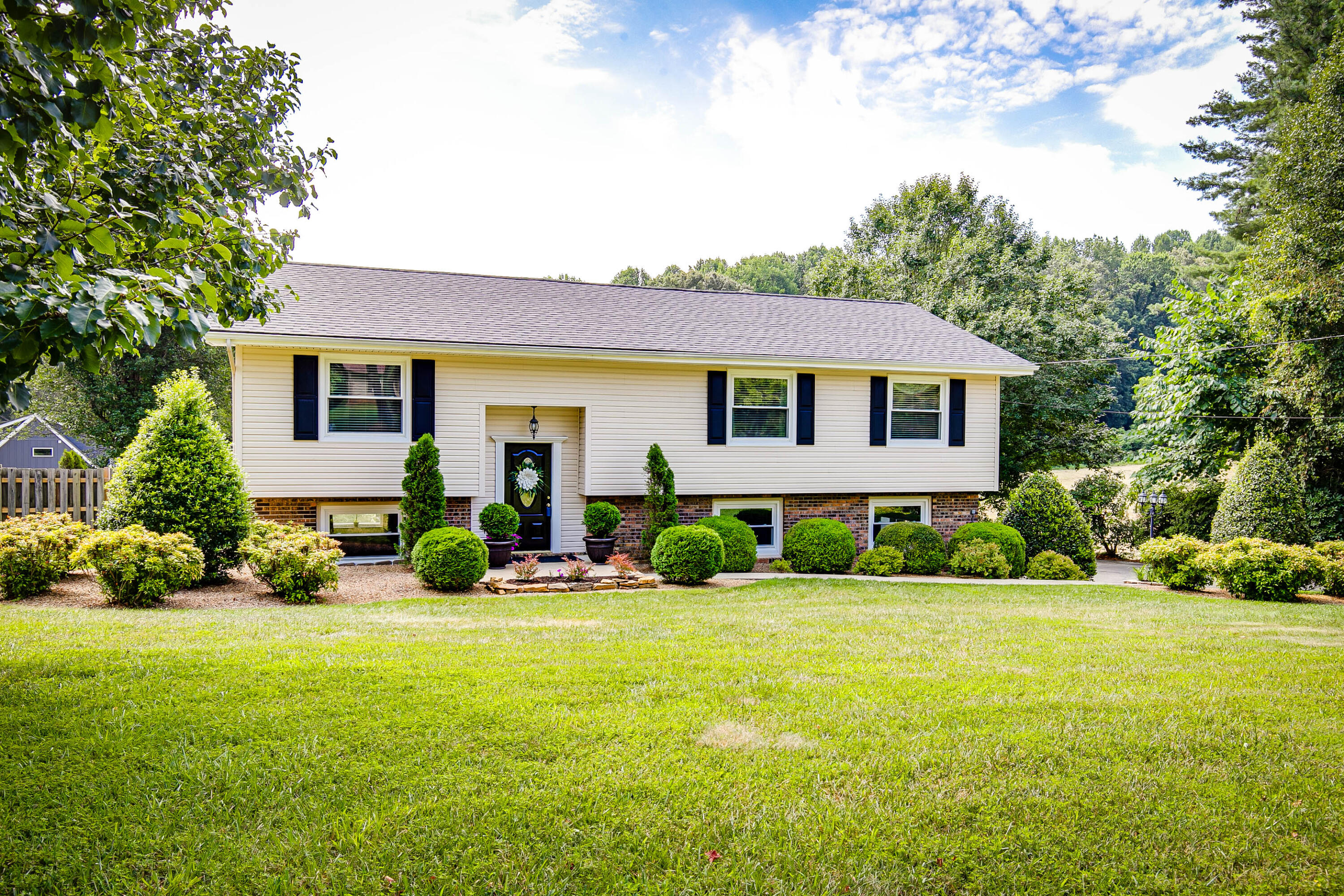 915 Hidden Valley Road Kingsport, TN 37663 - Photo 1 of 43 Hidden Valley Rd