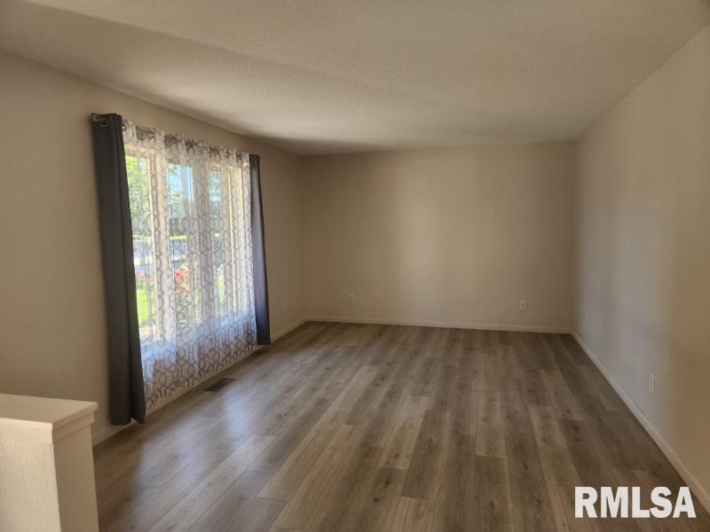 409 Evergreen Drive Macomb, IL 61455 - Photo 5 of 15