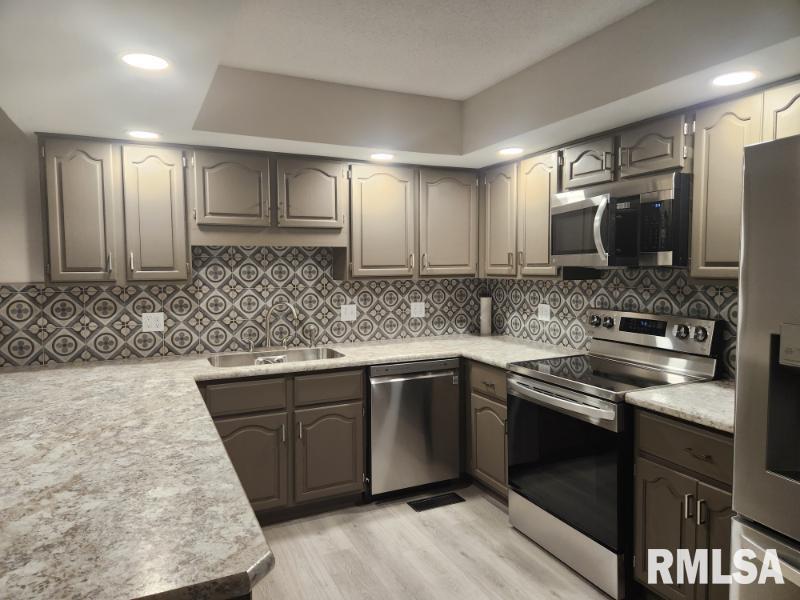 409 Evergreen Drive Macomb, IL 61455 - Photo 7 of 15