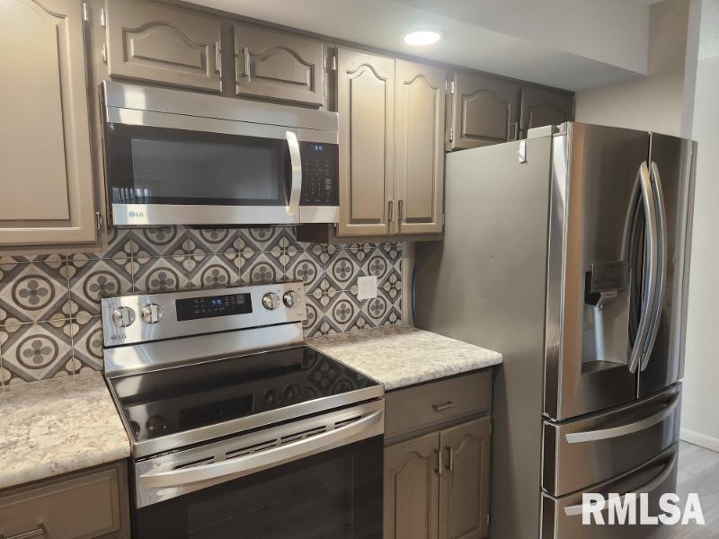 409 Evergreen Drive Macomb, IL 61455 - Photo 9 of 15