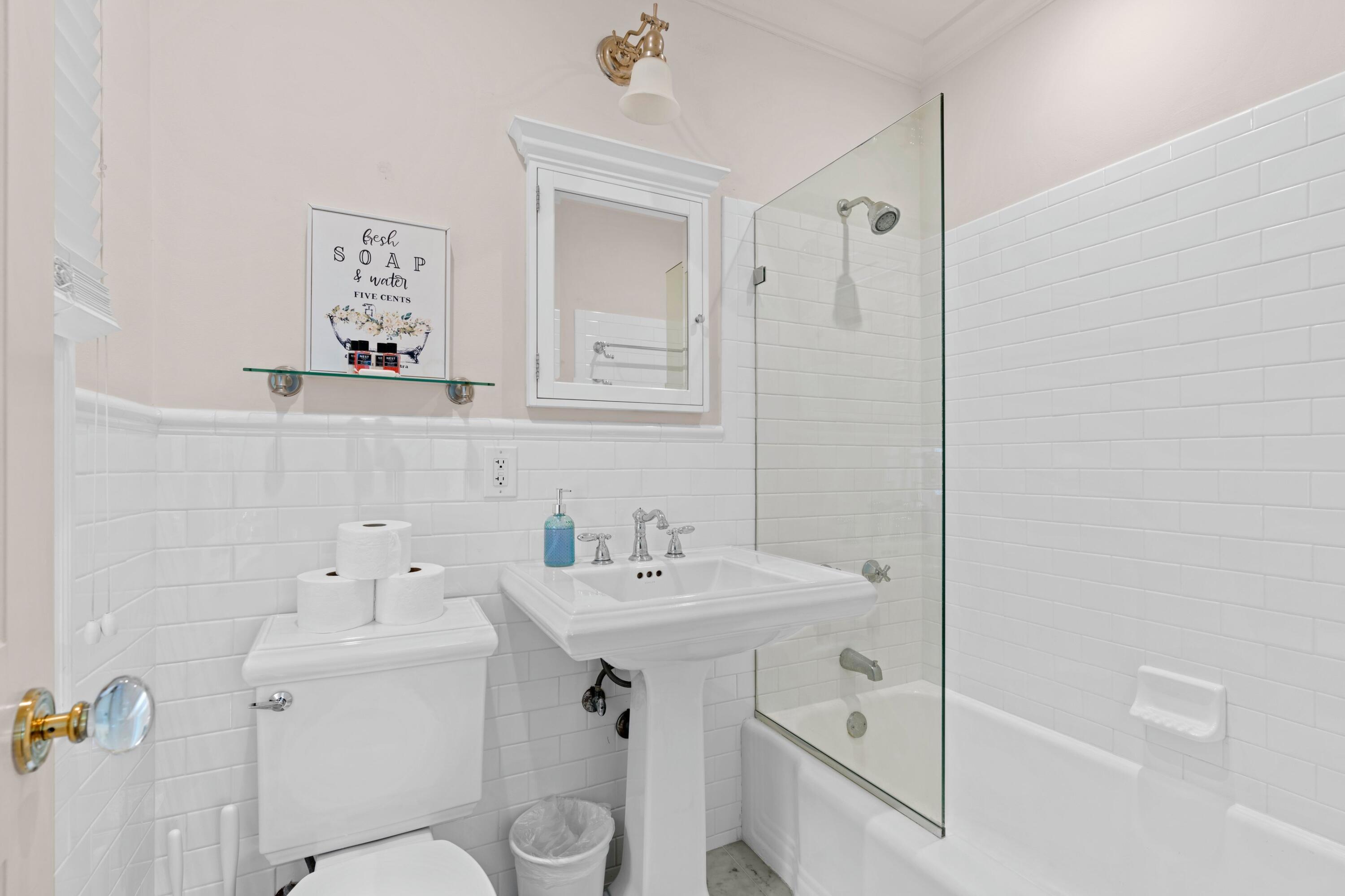 733 Sunset Road West Palm Beach, FL 33401 - Photo 17 of 32 Bathroom 2