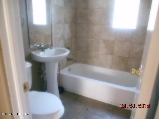 10633 Rutgers Road Jacksonville, FL 32218 - Photo 5 of 11 a bathroom with a sink a toilet and bathtub