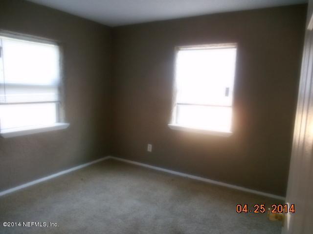 10633 Rutgers Road Jacksonville, FL 32218 - Photo 6 of 11 an empty room with a window