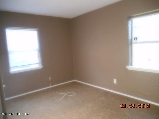 10633 Rutgers Road Jacksonville, FL 32218 - Photo 7 of 11 an empty room with a window