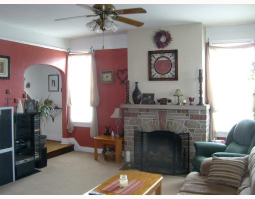 2800 Mt Troy Road Pittsburgh, PA 15212 - Photo 2 of 8 Living Room.
