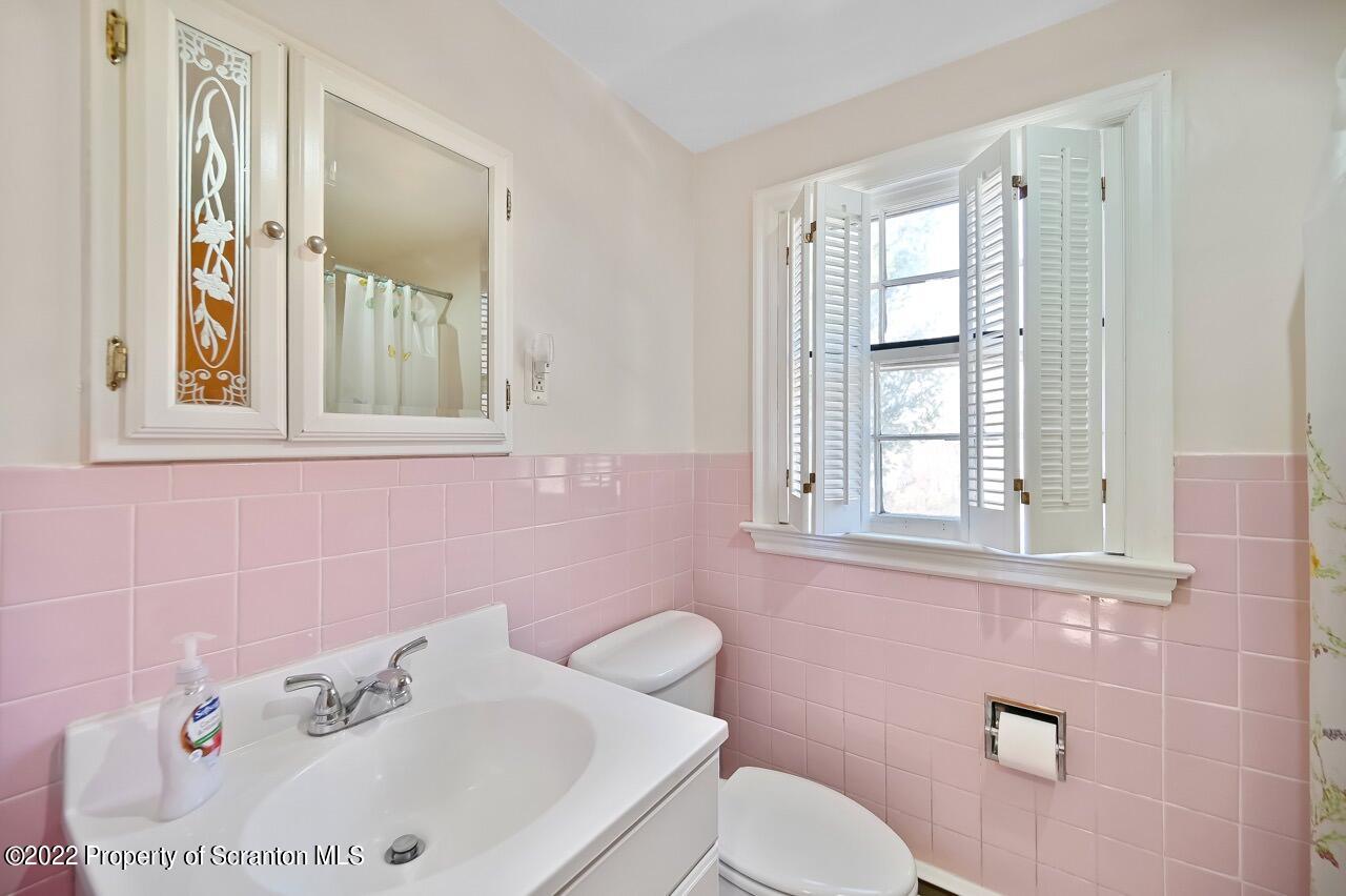 104 Fern Lane Moscow, PA 18444 - Photo 32 of 44 a bathroom with a sink a toilet and tub