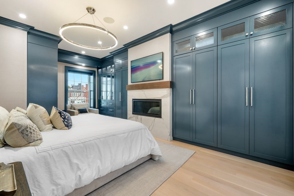 94 Beacon Street, Unit 4 Boston, MA 02108 - Photo 17 of 35 a bedroom with a large bed and a chandelier