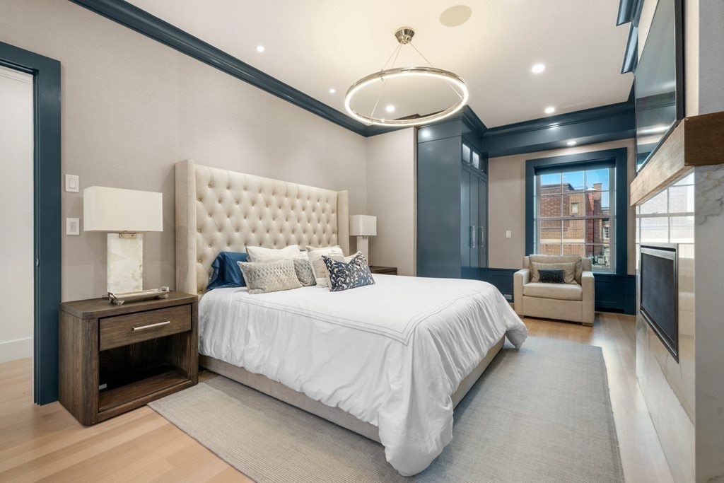 94 Beacon Street, Unit 4 Boston, MA 02108 - Photo 18 of 35 a bedroom with a bed and a chandelier