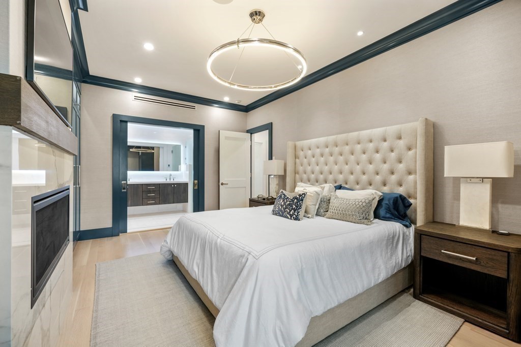 94 Beacon Street, Unit 4 Boston, MA 02108 - Photo 19 of 35 a bedroom with a large bed and a chandelier