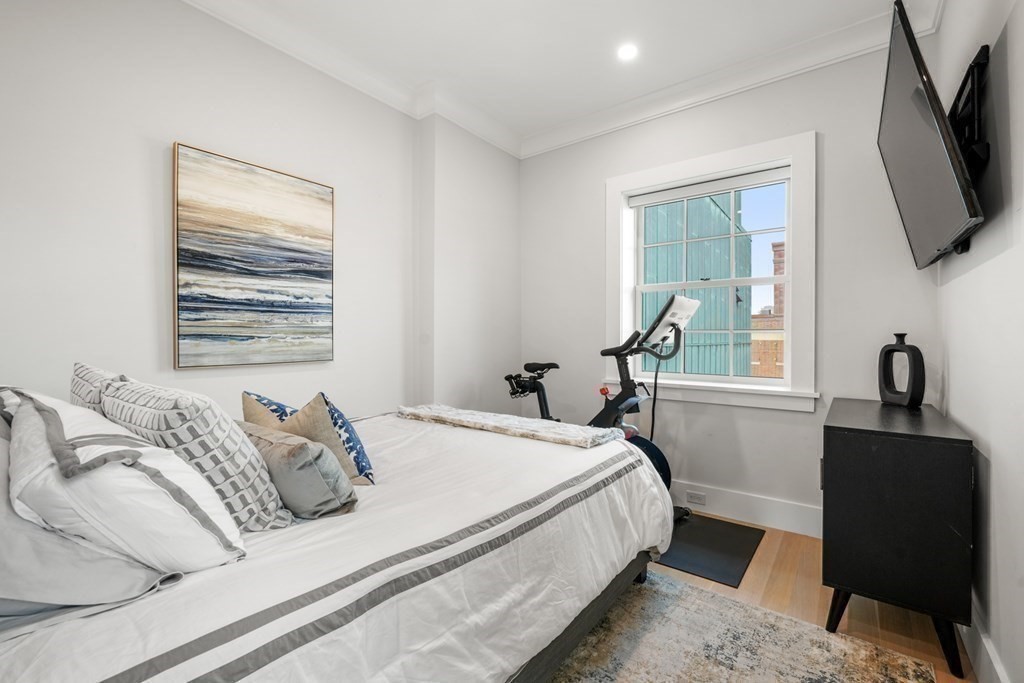 94 Beacon Street, Unit 4 Boston, MA 02108 - Photo 23 of 35 a bedroom with bed tv and window