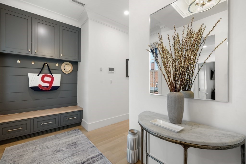 94 Beacon Street, Unit 4 Boston, MA 02108 - Photo 25 of 35 a view of dining room with a table and chairs