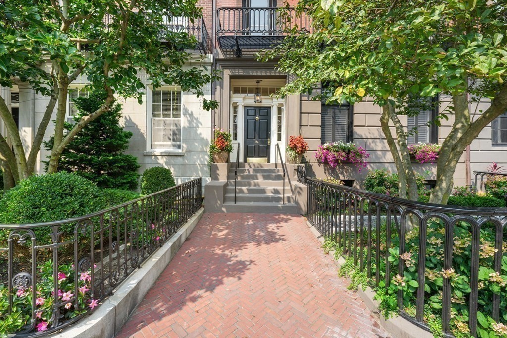 94 Beacon Street, Unit 4 Boston, MA 02108 - Photo 34 of 35 a front view of a house having fountain