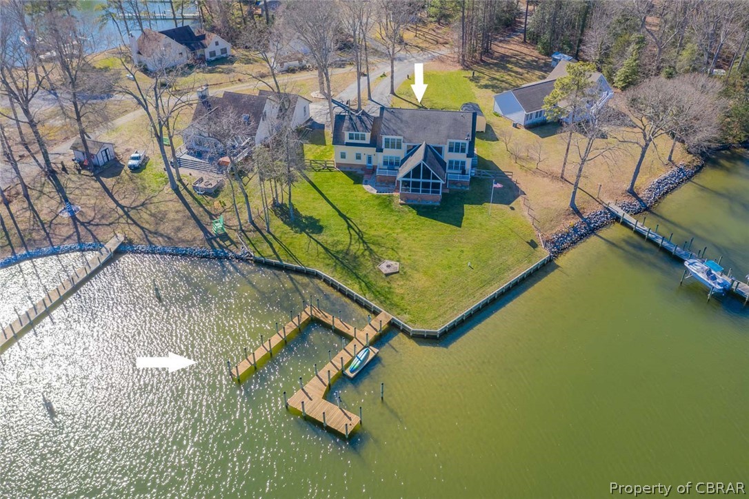 Great point of waterfront on the creek!
