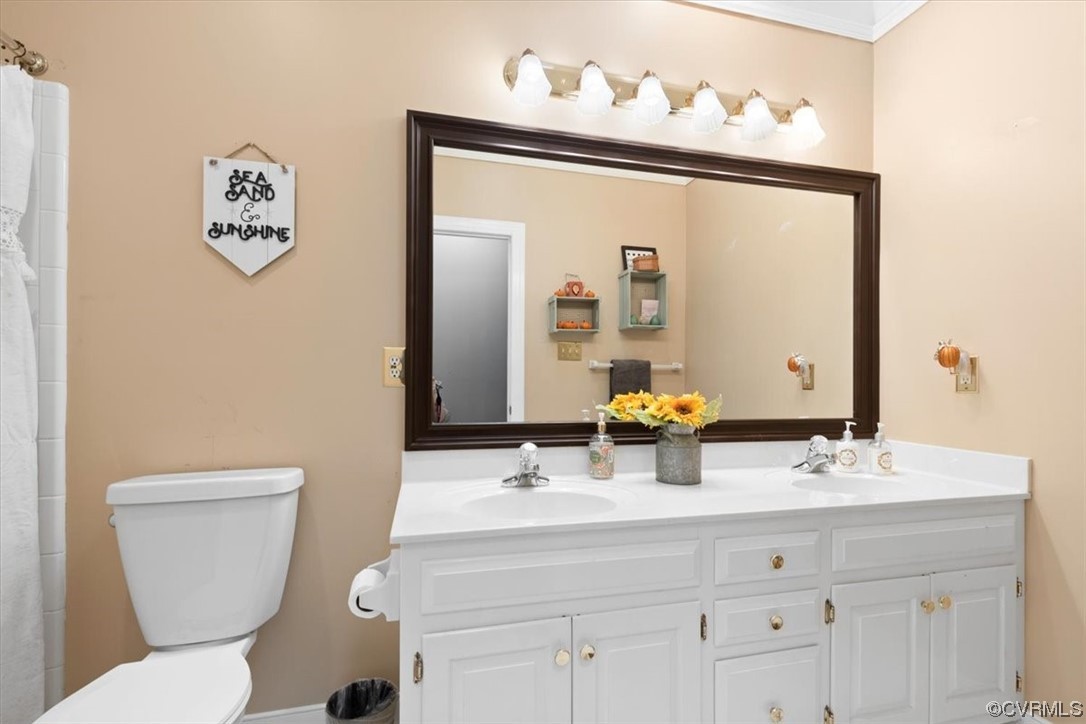 10600 Spring Run Road Chesterfield, VA 23832 - Photo 36 of 49 a bathroom with a toilet sink and mirror