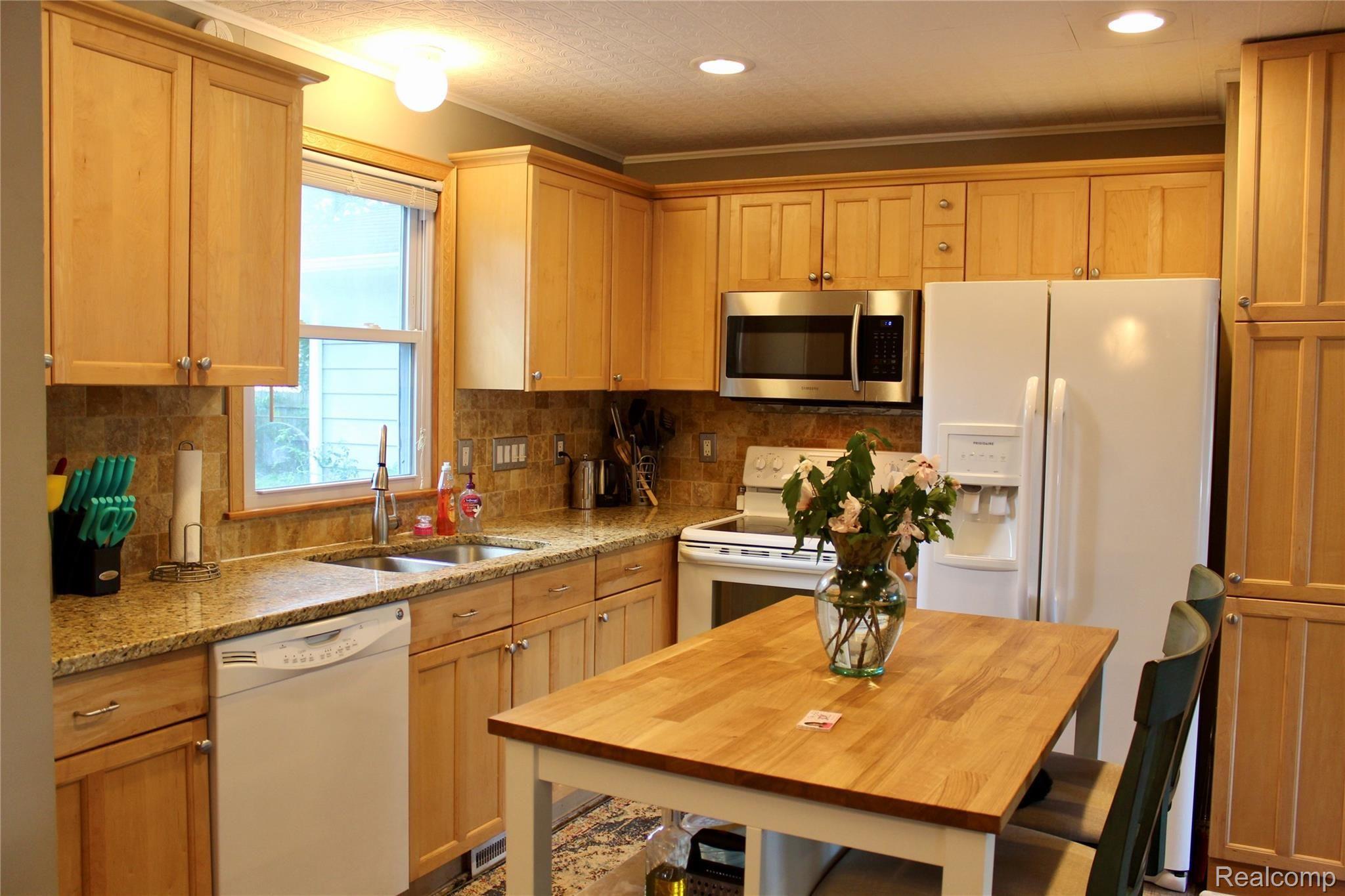 36 South Hospital Road Waterford, MI 48327 - Photo 3 of 32 Granite countertops and newer cabinets.