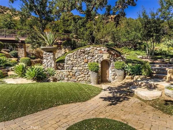 a view of a yard with a tree