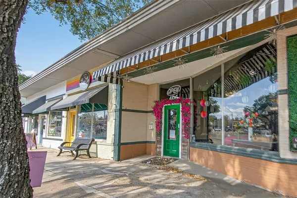 $299,995 | 214 Texas Street, Tomball, TX 77375