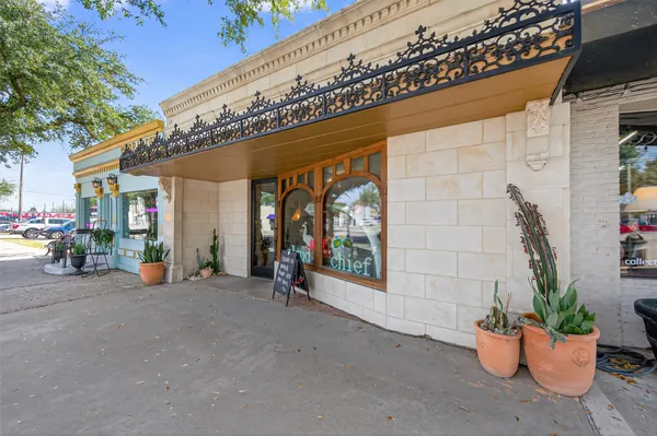 $299,995 | 214 Texas Street, Tomball, TX 77375