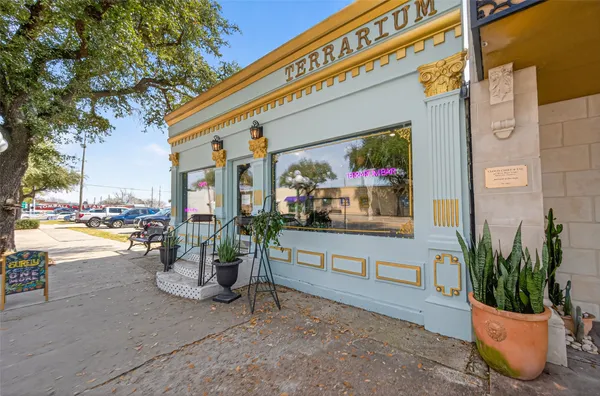 $299,995 | 214 Texas Street, Tomball, TX 77375