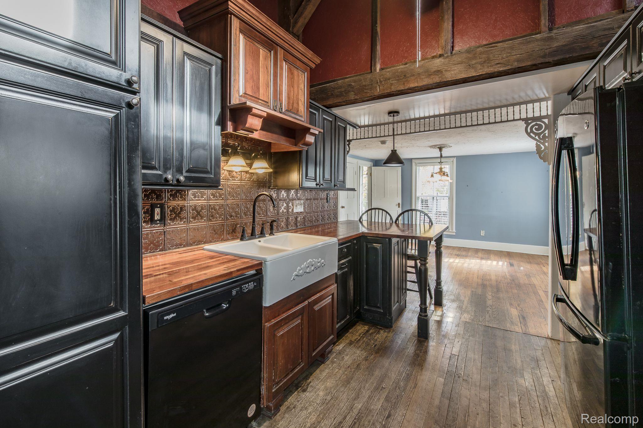 122 Sisson Street Romeo, MI 48065 - Photo 17 of 44 Kitchen through to Dining Room