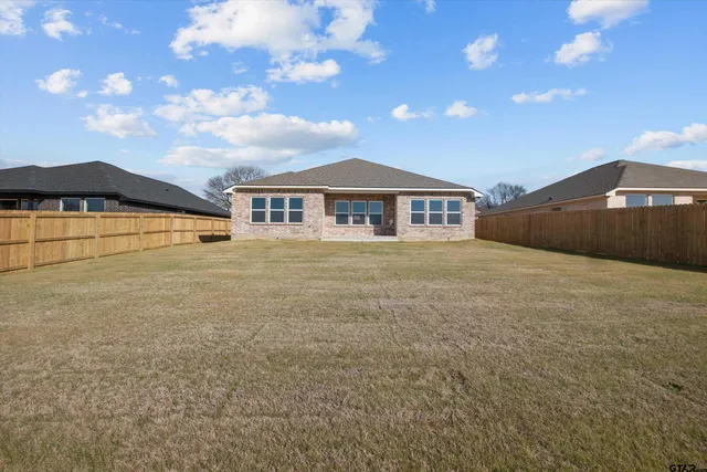 $318,900 | 16529 Crossing Circle, Lindale, TX 75771